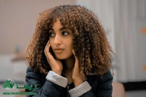 راهنمای تخصصی مراقبت از موهای فر و مجعد؛ چگونه از وز شدن موها جلوگیری کنیم؟